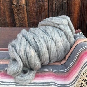 Navajo Churro Schafe Pindraft Roving - Sarah 2025-J5 - Silber Grau Farbe 1 Pfund