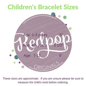 K&ouml;nnte beinhalten: Ein rosa Kreis mit dem Text "Redpop Originals" und den Worten "Children's Bracelet Sizes" oben. Der Kreis zeigt Altersgruppen und die entsprechenden Armbandgr&ouml;&szlig;en in Zoll: 1-3 Jahre (5 Zoll), 4-6 Jahre (5 1/2 Zoll) und 7-12 Jahre (6 Zoll).