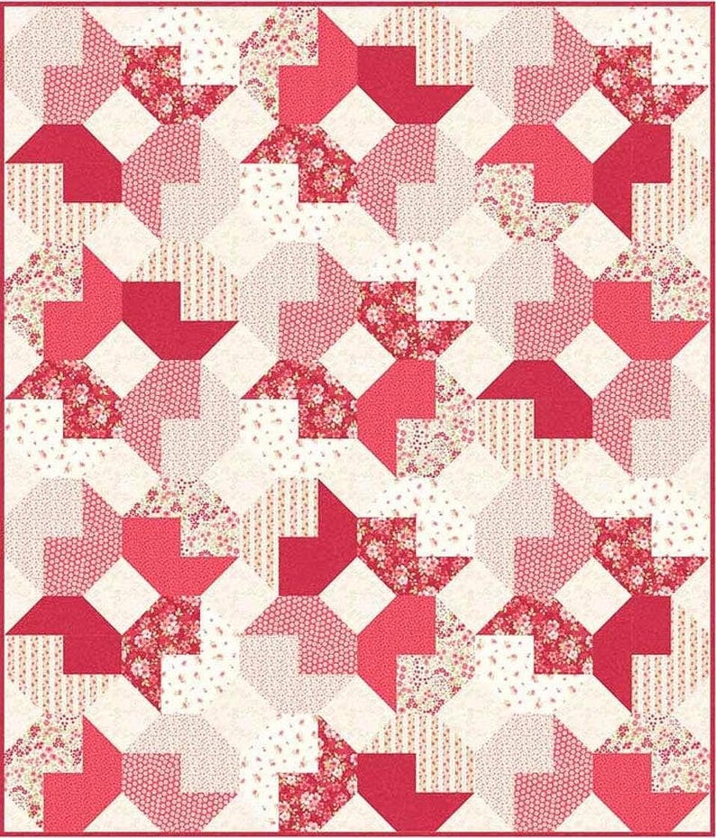 Puede incluir: Una colcha con un patr&oacute;n geom&eacute;trico repetitivo de formas octogonales en tonos rojo, rosa y crema. El dise&ntilde;o incorpora varias texturas de tela, incluyendo rojo s&oacute;lido, estampados florales, lunares y rayas verticales finas en todo el conjunto.