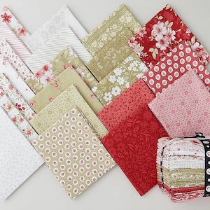 Puede incluir: Una colecci&oacute;n de cuadrados de tela doblados con varios patrones en tonos rojo, blanco y verde oliva. El surtido incluye dise&ntilde;os florales, geom&eacute;tricos y de rayas, con una pila de las mismas telas atadas con una cinta de color negro.