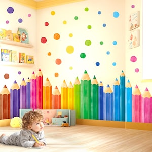 Può includere: Una stanza giochi per bambini con un bordo di matite colorate e adesivi murali a pois. Il bordo presenta grandi matite vivaci in vari colori. Sono visibili anche librerie e un bambino.