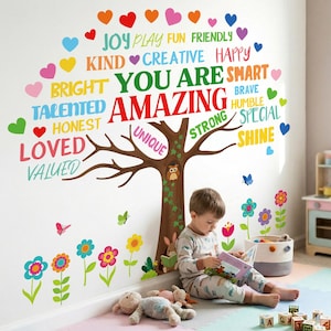 Könnte beinhalten: Ein Wandtattoo mit einem braunen Baum mit bunten Blättern und Wörtern wie "Amazing", "Smart" und "Loved". Das Tattoo enthält Blumen, Herzen und Schmetterlinge. Ein junges Kind liest ein Buch auf dem Boden.
