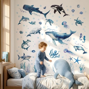 Op de afbeelding: Een set van drie keramische mokken met een gespikkelde, matte afwerking. De mokken zijn in tinten crème, lichtgrijs en donkergrijs. Elke mok heeft een eenvoudig, minimalistisch ontwerp, perfect voor koffie of thee.