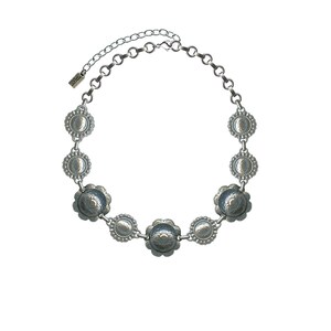 Op de afbeelding: Een zilveren ketting met een ketting en ronde, decoratieve hangers. De hangers hebben een gegolfde rand en een reli&euml;fdesign.