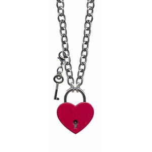 Puede incluir: Un collar de cadena plateada con un candado en forma de corazón y una llave. El candado es rojo.