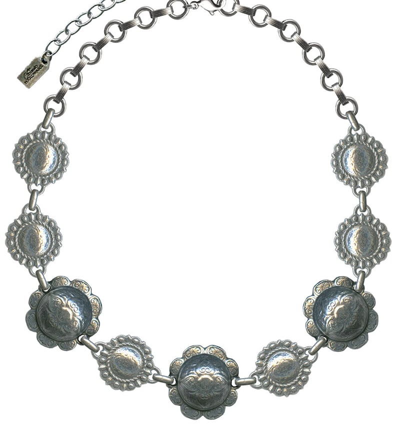 Op de afbeelding: Een zilveren ketting met een ketting en ronde, versierde hangers. De hangers hebben een getextureerd, bloemig ontwerp.