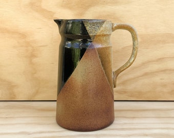 Jarra de cerámica artesanal al estilo de Robert Maxwell