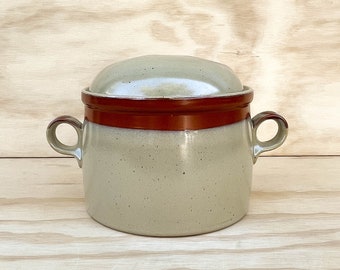 Tarro con tapa/cazuela estilo cabaña campestre de Mikasa Potters Art de Ben Seibel