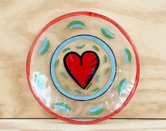 Plato / plato de cristal con forma de corazón pintado a mano Kosta Boda de Ulrica Hydman Vallien