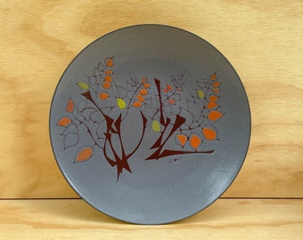 Diseño floral abstracto en plato esmaltado con base de James Weaver