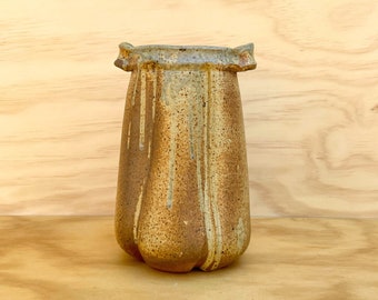 Jarrón de cerámica orgánico en tonos tierra firmado por Studio Pottery