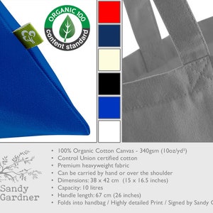 K&ouml;nnte beinhalten: Eine blaue Tragetasche aus 100% Bio-Baumwoll-Canvas. Die Tasche hat einen gro&szlig;en Griff und ist 38 x 42 cm (15 x 16,5 Zoll) gro&szlig;. Die Tasche ist von Sandy Gardner signiert.