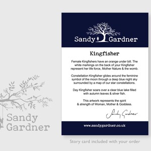 K&ouml;nnte beinhalten: Eine blaue und wei&szlig;e Illustration eines Eisvogels mit dem Text "Kingfisher" und einer Beschreibung der Symbolik des Vogels. Der Text enth&auml;lt auch den Namen des K&uuml;nstlers "Sandy Gardner" und die Website-Adresse "www.sandygardner.co.uk".