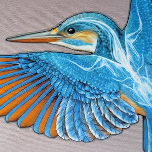 K&ouml;nnte beinhalten: Ein blauer und orangefarbener Eisvogel mit ausgebreiteten Fl&uuml;geln. Der Vogel ist realistisch gemalt mit detaillierten Federn und einem strukturierten Hintergrund.