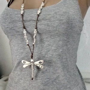 Collar con colgante de libélula estilo Uno de 50, regalo, collar largo de cuero elegante y plateado para ella, collar de cuentas único con mariposa llamativa