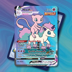 Op de afbeelding: Een Pokémon-verzamelkaart met Mew VMAX die op een wit en paars pony rijdt. De kaart heeft een roze en paars kleurenschema met de tekst "SINGLE STRIKE" en "Sparkle Stampede". De kaart ligt bovenop een andere kaart.
