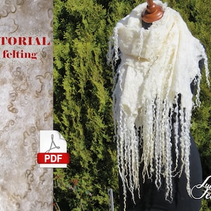 Könnte beinhalten: Ein weißer Wollschal mit langen, lockigen Fransen. Der Schal ist über eine Schaufensterpuppe drapiert und vor einem grünen Hintergrund ausgestellt. Der Text "TUTORIAL wet felting" und "PDF" ist auf dem Bild zu sehen.