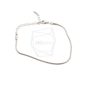 Könnte beinhalten: Ein silbernes Schlangenkettenarmband mit einem Karabinerverschluss.