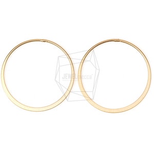 Könnte beinhalten: Ein Paar goldene Creolen. Die Creolen sind schlicht und rund, mit einer glatten, polierten Oberfläche.