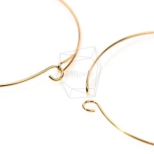 Könnte beinhalten: Zwei goldene Creolen mit einem einfachen, offenen Design. Jeder Creolen hat einen kleinen, gebogenen Haken oben.