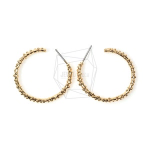 Puede incluir: Un par de pendientes de aro dorados con un diseño texturizado y con cuentas.