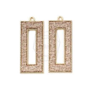 Puede incluir: Dos marcos rectangulares de metal dorado con una incrustación de tela beige. Los marcos tienen una abertura rectangular más pequeña en el centro.