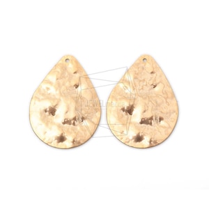 Puede incluir: Dos abalorios para pendientes en forma de lágrima de metal dorado con textura martillada.