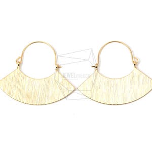 Könnte beinhalten: Ein Paar goldene Creolen mit einem fächerförmigen Design. Die Ohrringe sind aus Metall und haben eine strukturierte Oberfläche.