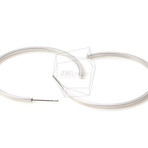 Puede incluir: Un par de pendientes de aro de plata. Los pendientes son simples y elegantes, con un acabado liso y pulido.