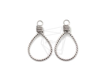 Puede incluir: Dos hallazgos de joyería de metal plateados en forma de nudo corredizo. Los hallazgos están retorcidos y tienen un acabado liso y pulido.