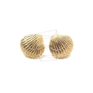 Op de afbeelding: Een paar gouden oorbellen in de vorm van een schelp. De oorbellen zijn getextureerd en hebben een licht afgeronde vorm.
