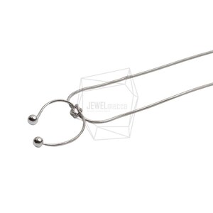 Può includere: Una collana argentata dal design unico. La collana presenta una catena delicata e un ciondolo stilizzato con due piccoli accenti rotondi. Il ciondolo è collegato alla catena con un dettaglio a forma di nodo. Il gioiello è posto su uno sfondo bianco.