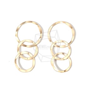 Puede incluir: Pendientes de color dorado con tres anillos interconectados. Cada anillo está ligeramente retorcido y tiene un acabado liso y pulido.