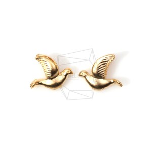 Könnte beinhalten: Ein Paar goldene Taube Ohrringe. Die Tauben sind im Flug mit ausgebreiteten Flügeln.
