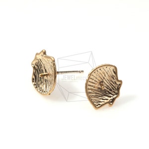 Op de afbeelding: Een paar gouden oorbel studs met een getextureerd schelp ontwerp.