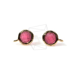 Puede incluir: Dos abalorios de pendientes dorados con una piedra preciosa facetada rosa en el centro. Los abalorios tienen un borde texturizado.