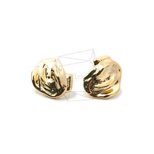 Op de afbeelding: Een paar gouden oorbellen met een unieke, abstracte en licht onregelmatige vorm. De oorbellen zijn gemaakt van glad, glanzend metaal.