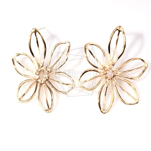Op de afbeelding: Een paar gouden bloemvormige oorbellen. De oorbellen zijn gemaakt van delicaat draad en hebben een eenvoudig, elegant ontwerp.