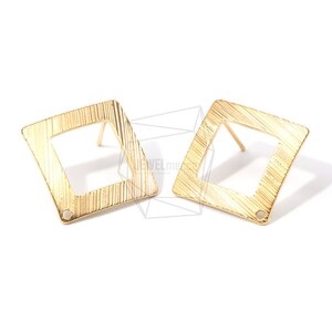 Peut inclure: Une paire de boucles d'oreilles carrées dorées avec une finition texturée. Les boucles d'oreilles ont un petit trou en haut pour fixer un crochet ou une tige.