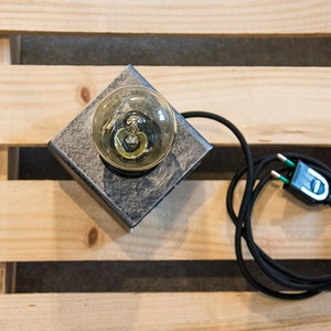 Lampe de table et bureau en métal industrielle minimal cube de fer image 4