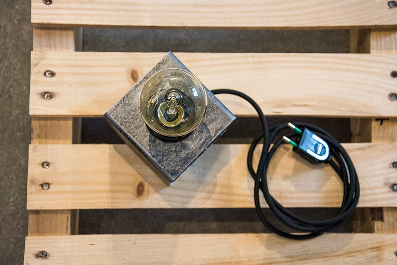 Lampe de table et bureau en métal industrielle minimal cube de fer image 4