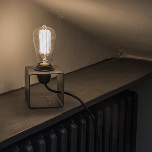 Lampe de table et bureau en métal industrielle minimal cube de fer image 2