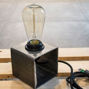 Lampe de table et bureau en métal industrielle minimal cube de fer image 3