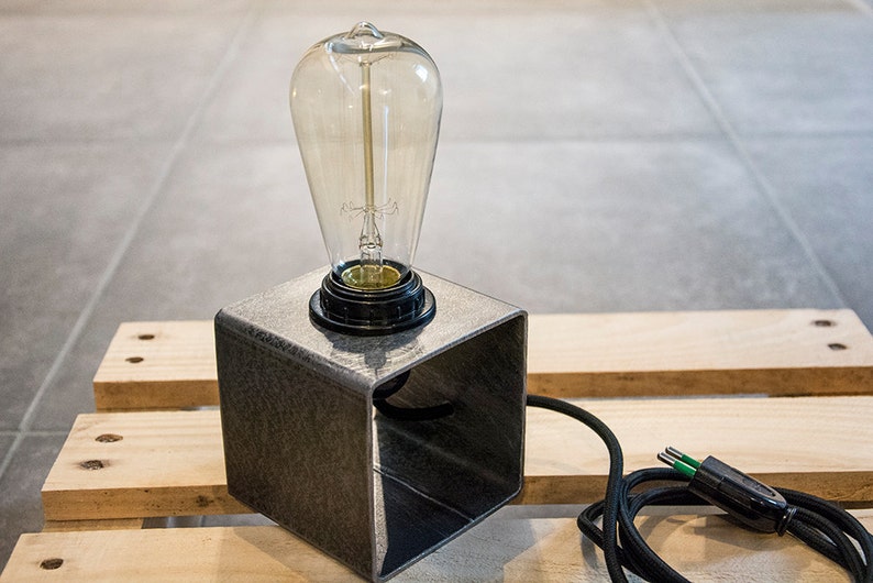 Lampe de table et bureau en métal industrielle minimal cube de fer image 3