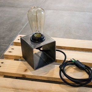 Lampe de table et bureau en métal industrielle minimal cube de fer image 1