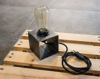 Lampara de mesa en hierro - industrial design - minimal design - lampara cubo