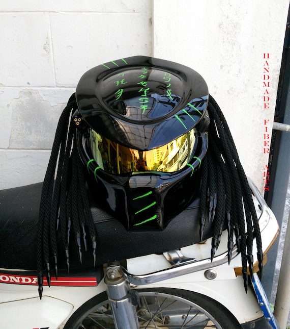Un casque de moto Predator