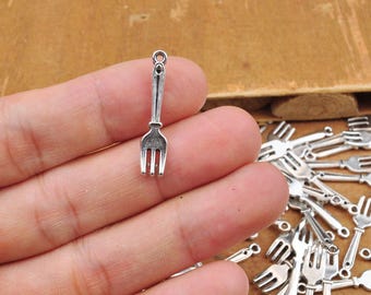 50 colgantes de tenedor en miniatura de 1 pulgada, colgantes de metal con forma de tenedor en 3D de plata antigua, colgantes de cubiertos, fabricación de joyas de tenedor de metal vintage: 6 x 27 mm.