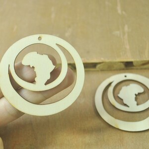 10 colgantes de madera con forma de mapa, pendientes de madera con forma de mapa africano, pendientes de madera sin terminar, pendientes de madera redondos hechos a mano, colgantes de pendientes, joyería étnica, 59 x 56 mm