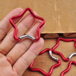 1Pcs-50pcs Red Star Shaped Carabiner Spring Belt Clip Key Chain Clip,1.9” Black Aluminum Hook Carabiner Star Keychain Backpack Clip